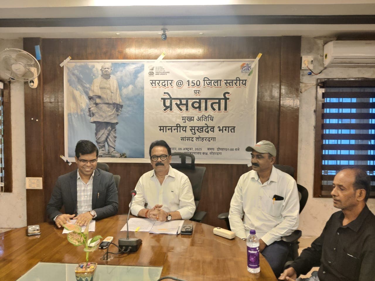 प्रेस वार्ता करते लोहरदगा सांसद व उपायुक्त