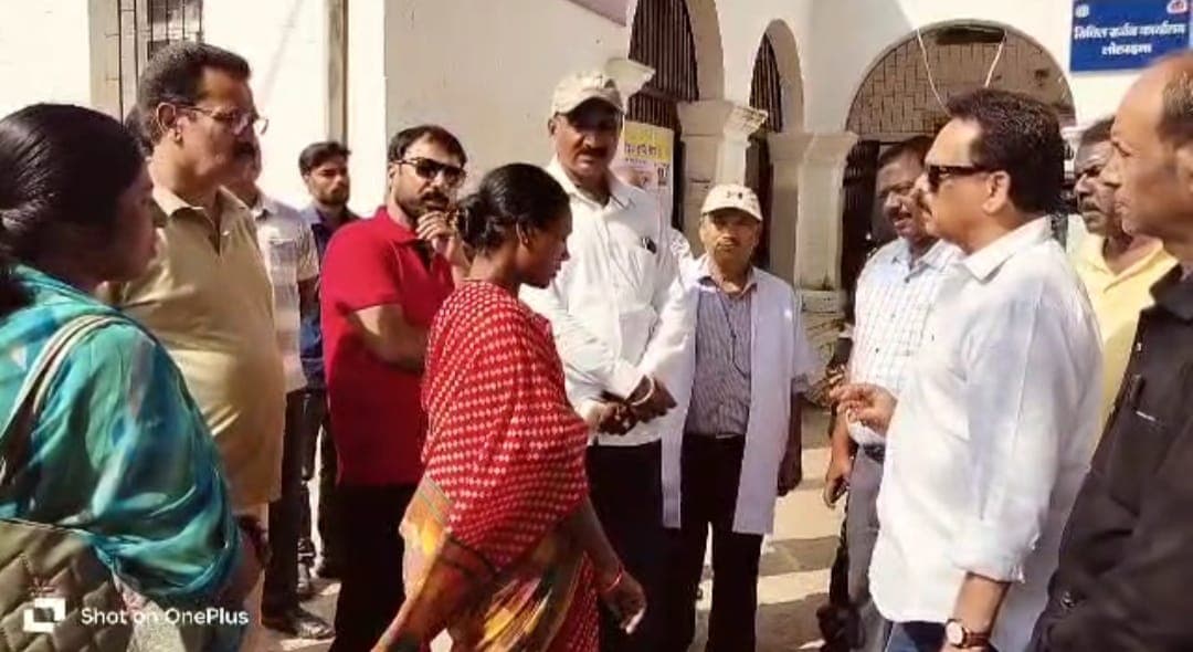 मरीजो से बात कर जानकारी लेते सांसद सुखदेव भगत