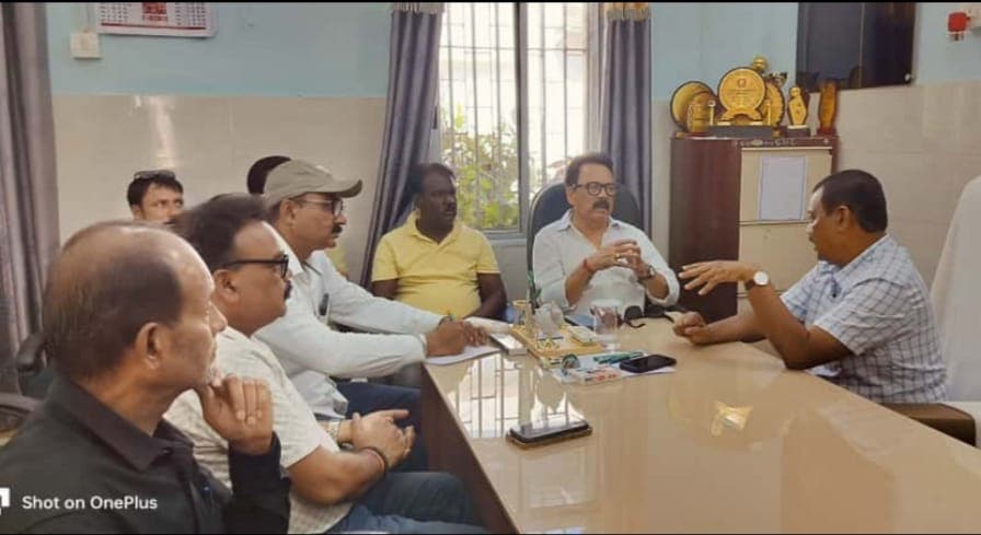 विभागीय अधिकारियों को आवश्यक दिशा निर्देश देते सांसद