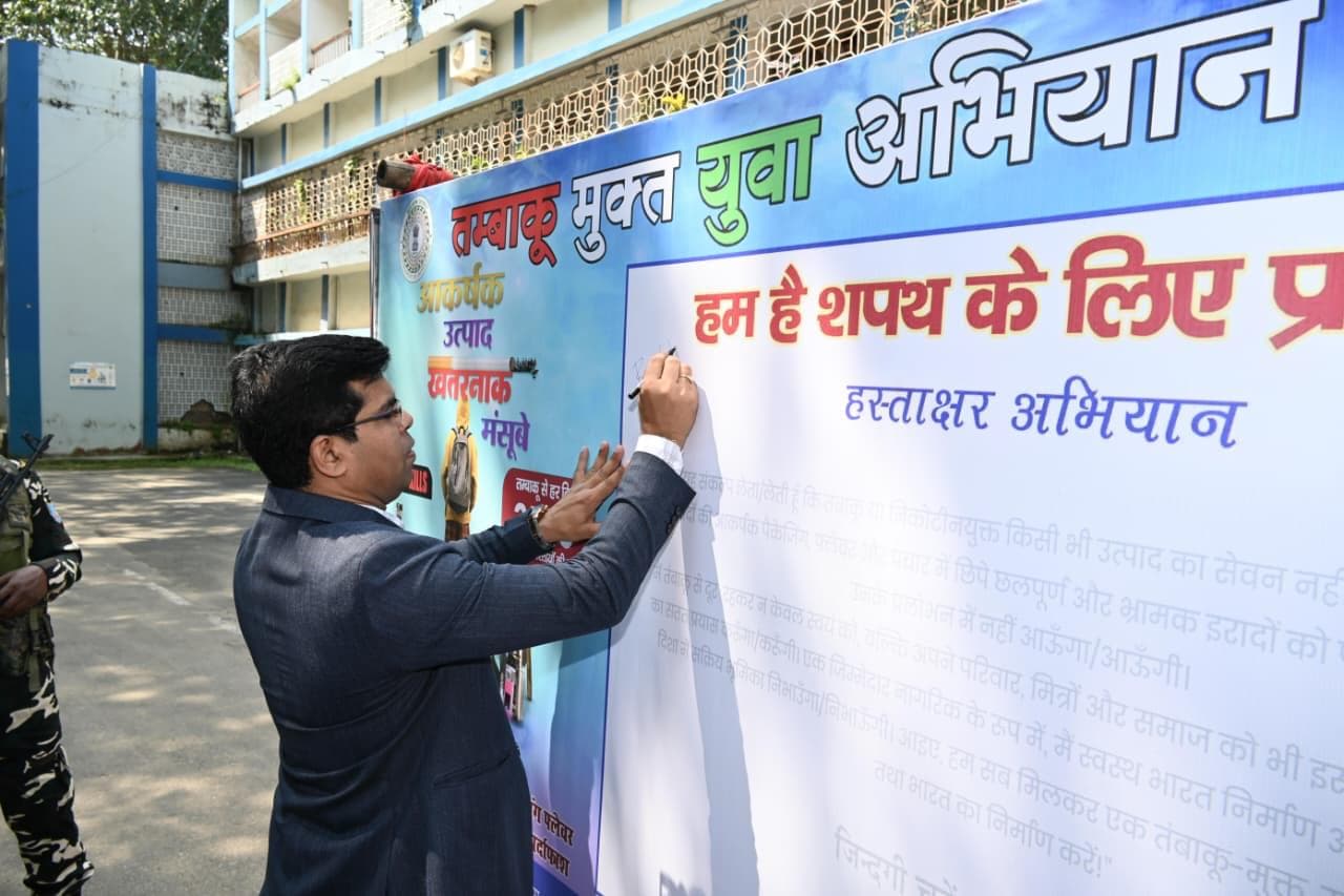 अभियान के तहत हस्ताक्षर करते लोहरदगा डीसी