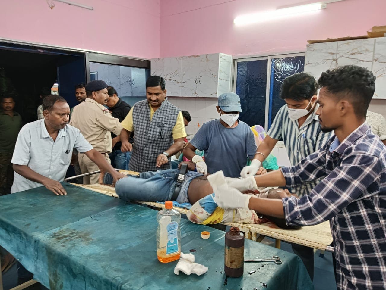 घायलों का इलाज करते