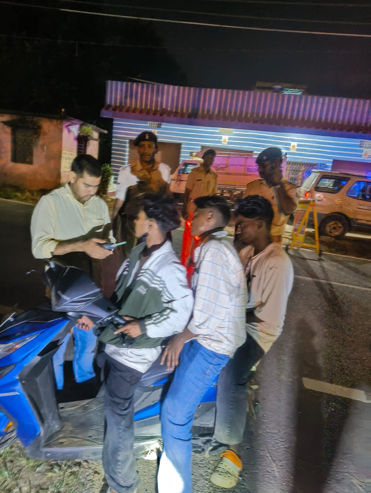 अभियान के दौरान जांच करते पदाधिकारी