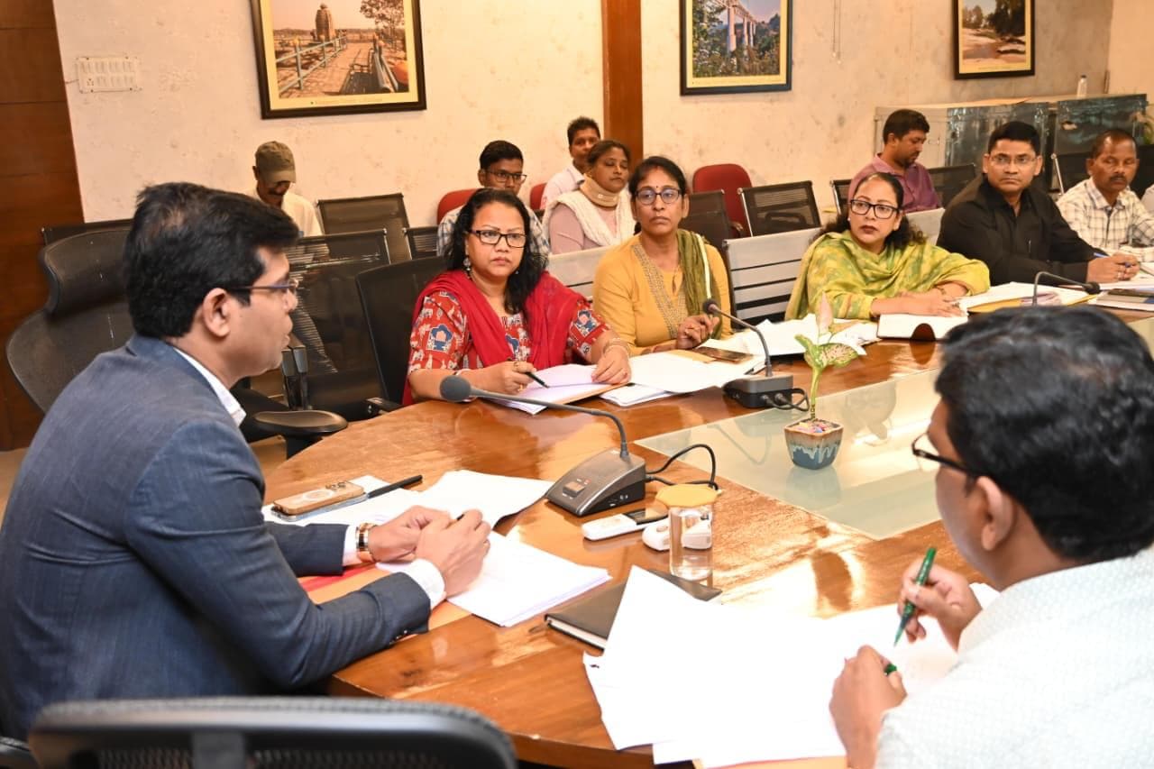 बैठक करते उपायुक्त व अन्य पदाधिकारी