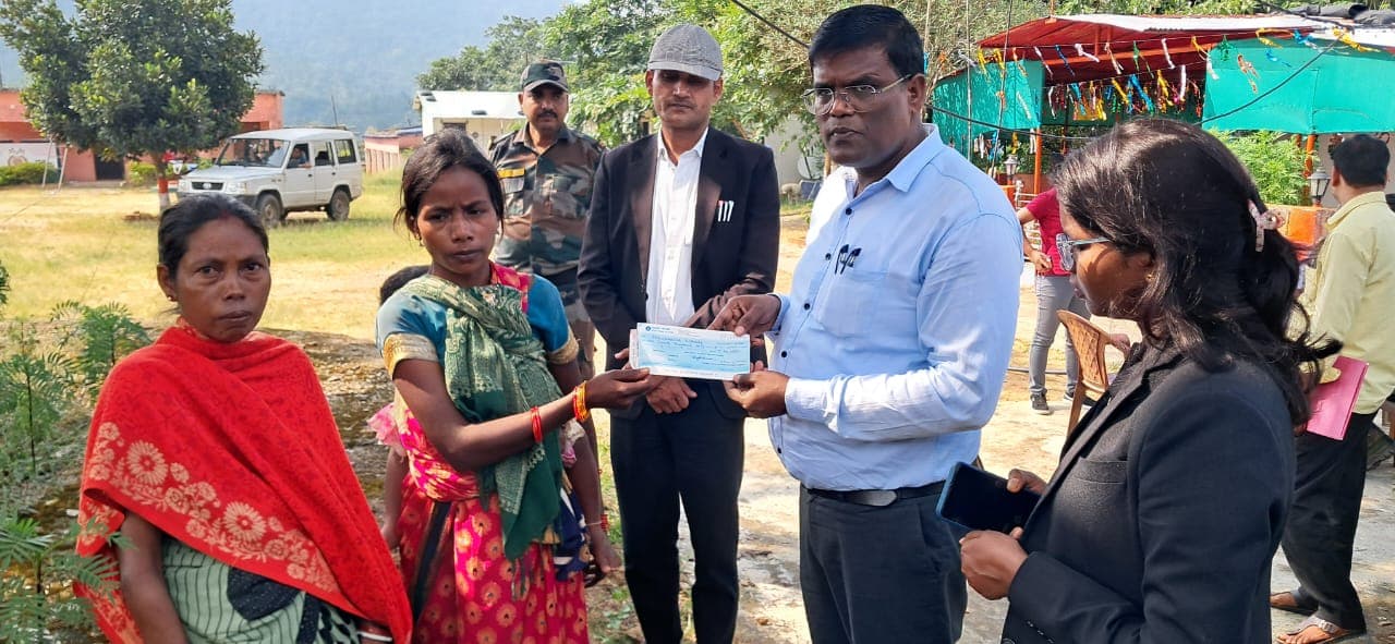 पीड़ित परिवार को चेक प्रदान करते डीएलएसए सचिव व पैनल अधिवक्तागण