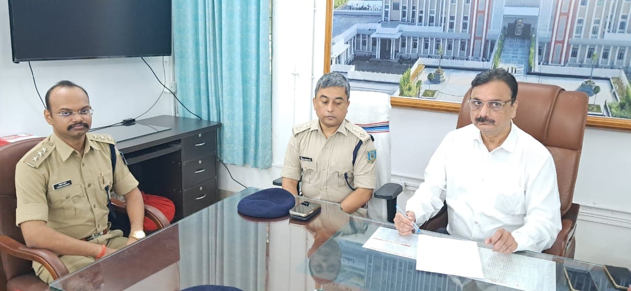 बैठक करते पीडीजे, एसपी व एसडीपीओ