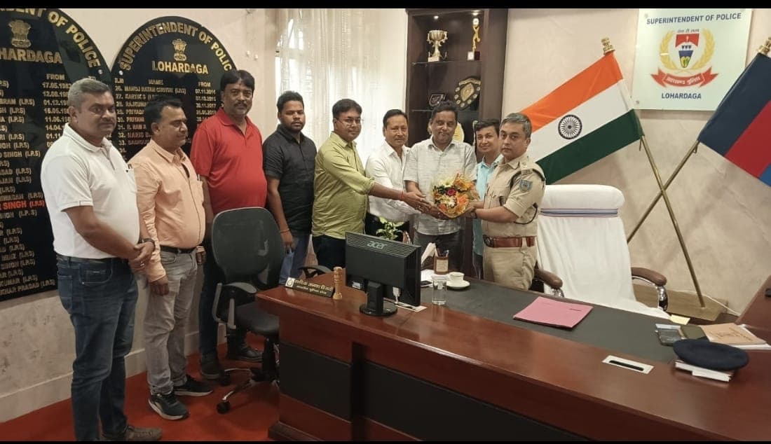 एसपी से मुलाकात करते चेंबर ऑफ कॉमर्स के पदाधिकारी