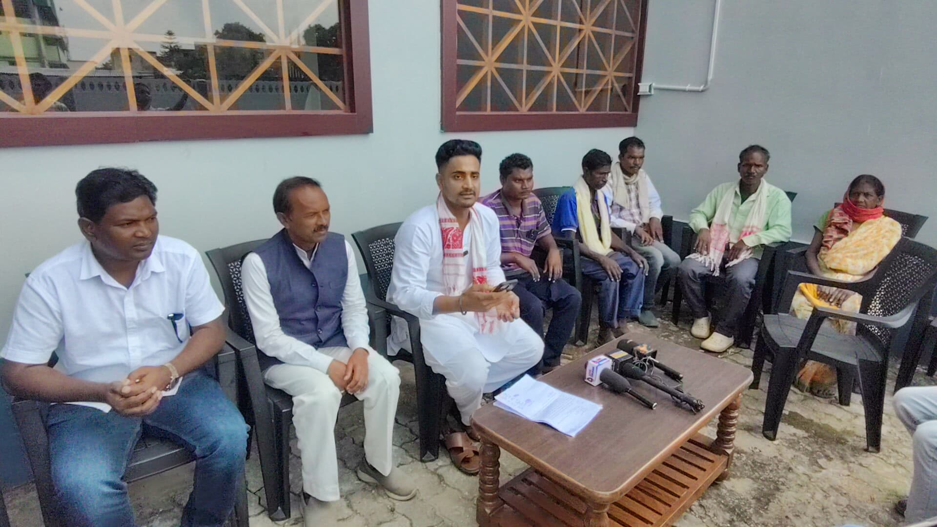 मामले की जानकारी देते अजातशत्रु व अन्य