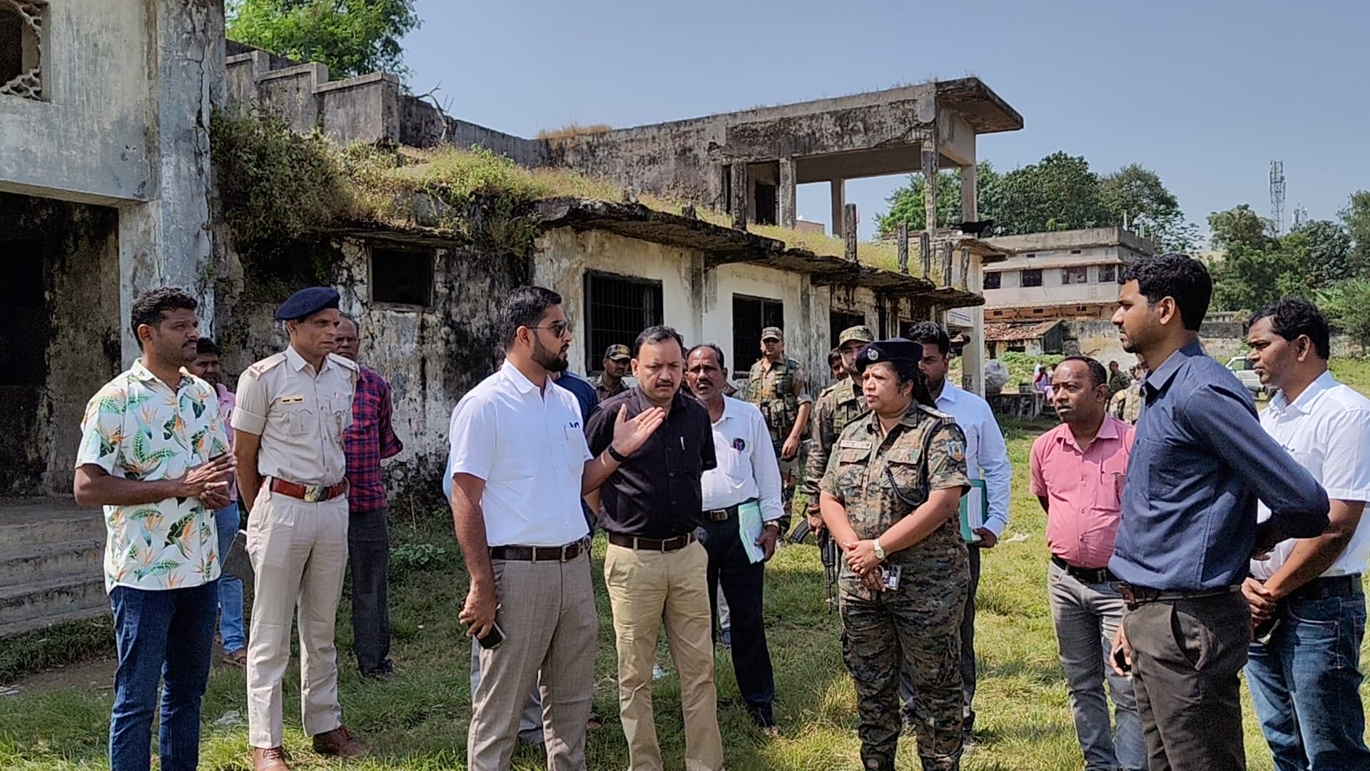 निरीक्षण करते डीडीसी व अन्य अधिकारी