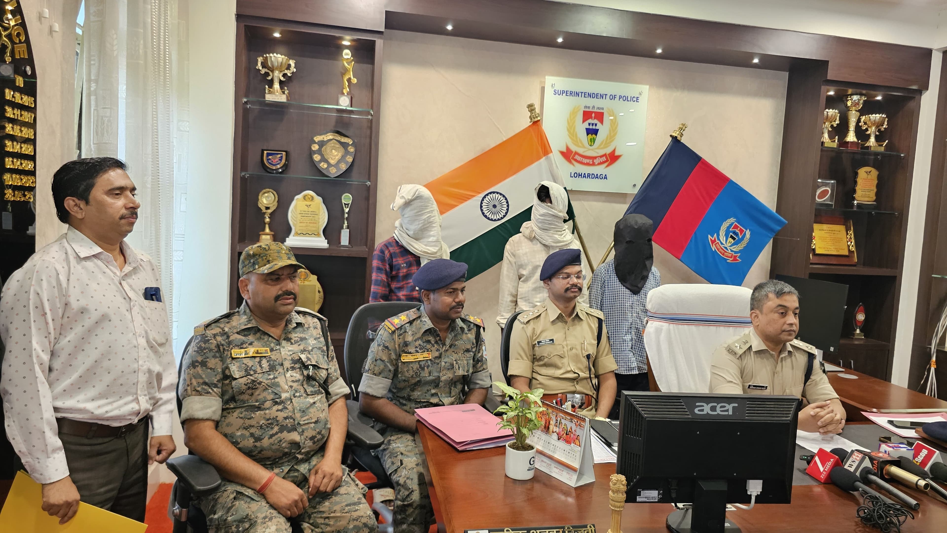 प्रेस वार्ता करते पुलिस कप्तान सादिक अनवर रिजवी
