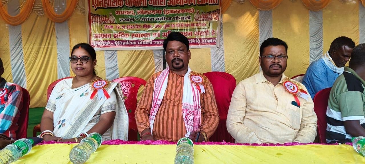मंच पर उपस्थित मुख्य अतिथि व अन्य