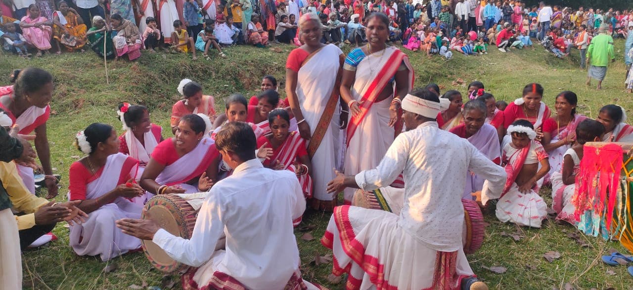 जतरा में नृत्य करते लोग