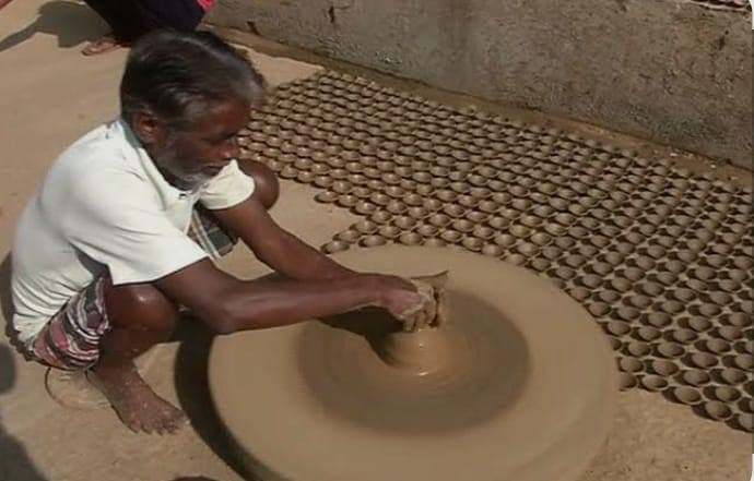 दीपावली की तैयारी करते कारीगर