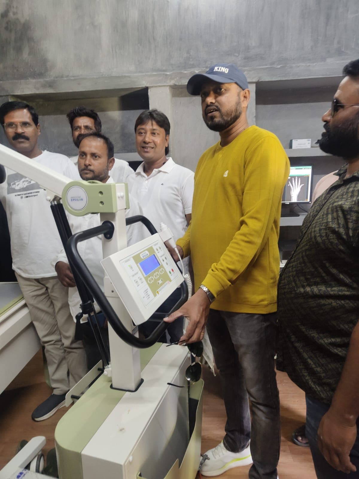 एक्स-रे मशीन के उद्घाटन के दौरान उपस्थित अंजुमन के सदस्य