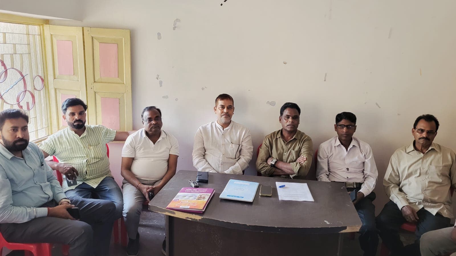 बैठक में उपस्थित जिला कांग्रेस जिला अध्यक्ष व अन्य