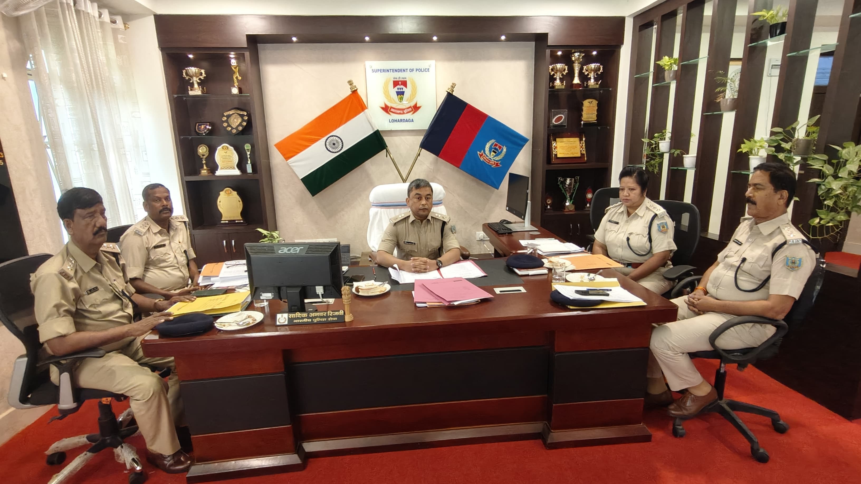क्राइम मीटिंग करते पुलिस कप्तान
