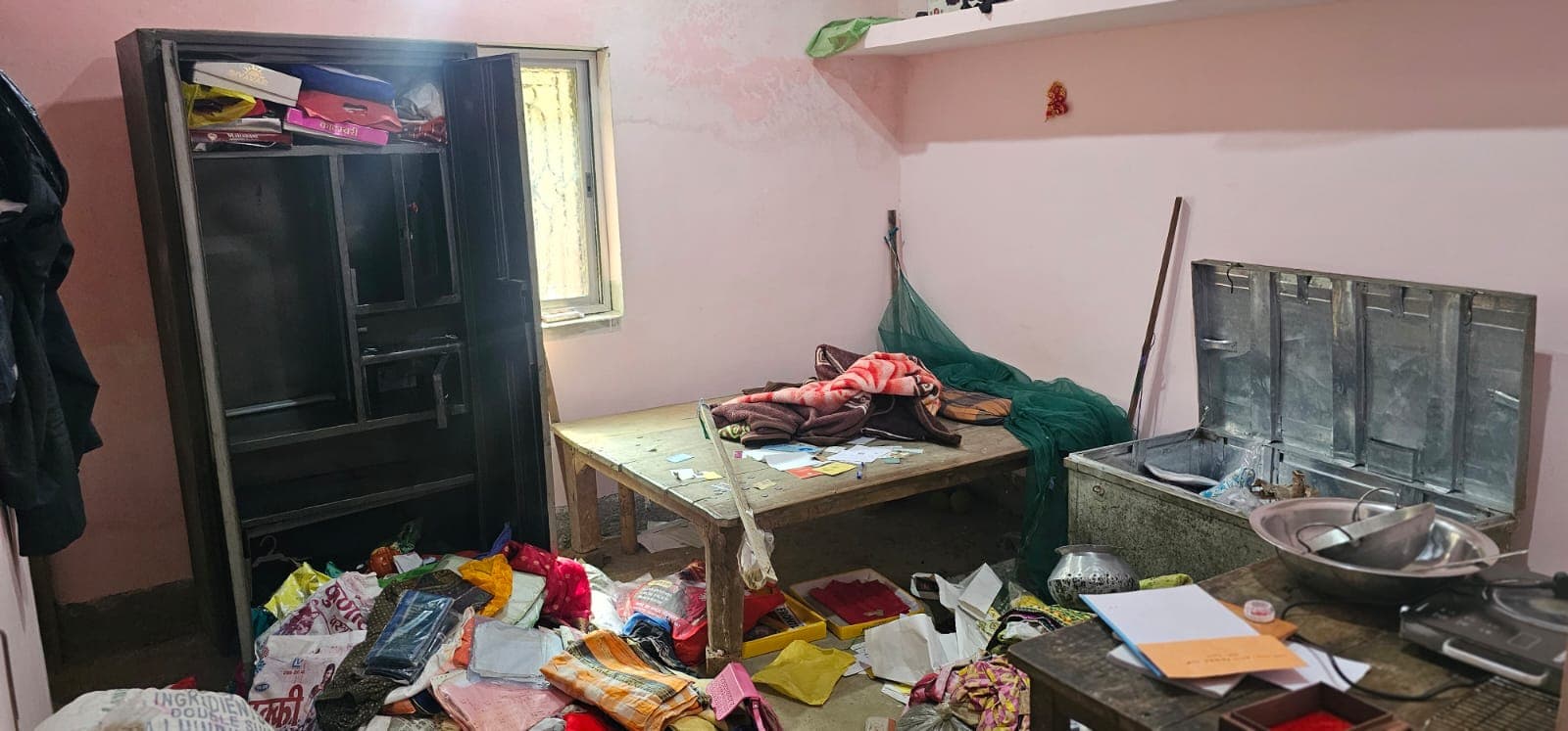 घर में बिखरा पड़ा समान