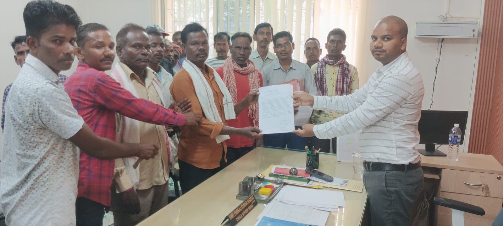 ज्ञापन सौंपते रैयत
