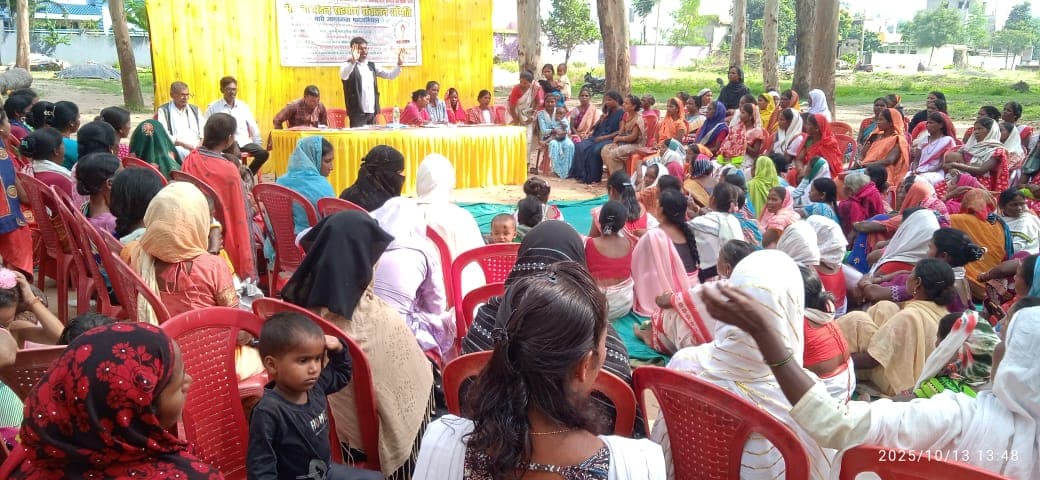 कार्यक्रम को संबोधित करते अतिथि