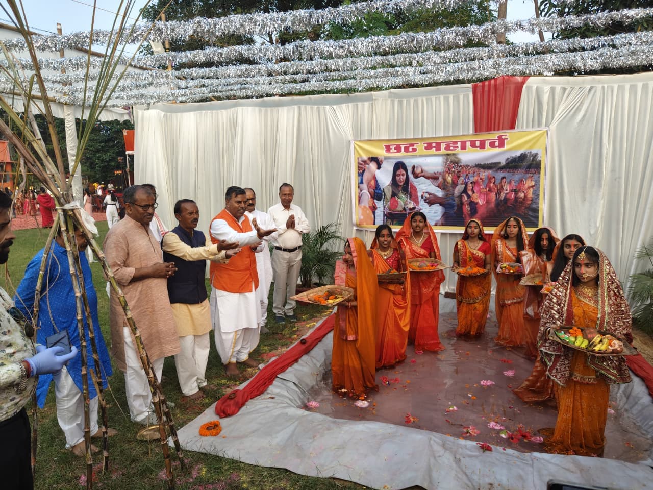 छठ महापर्व की झांकी प्रस्तुत करते छात्राएं व अतिथिगण