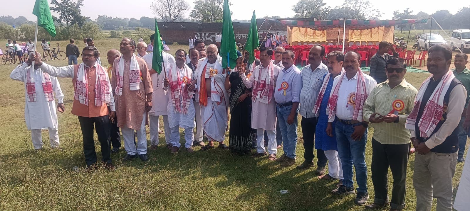 साइकिल रेस का उद्घाटन करते अतिथि गण