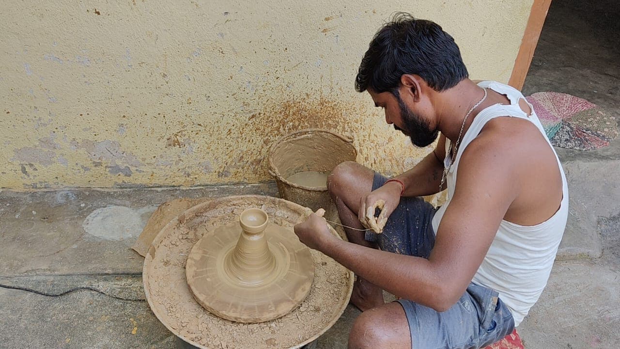 मिट्टी का दीया बनाते कारीगर