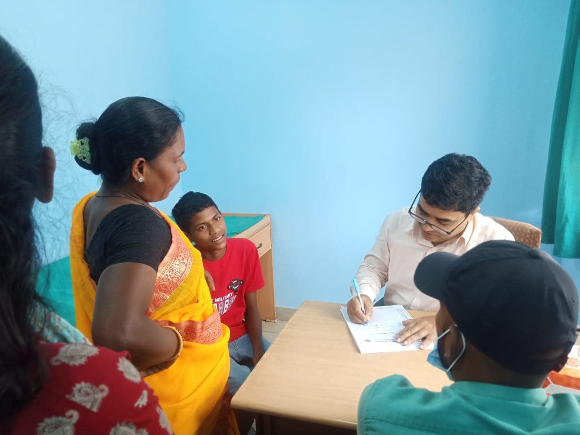 इलाज कराते मरीज