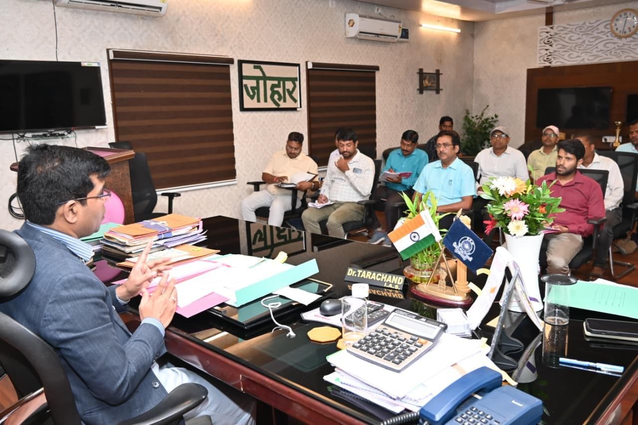 बैठक करते उपायुक्त व अन्य अधिकारी