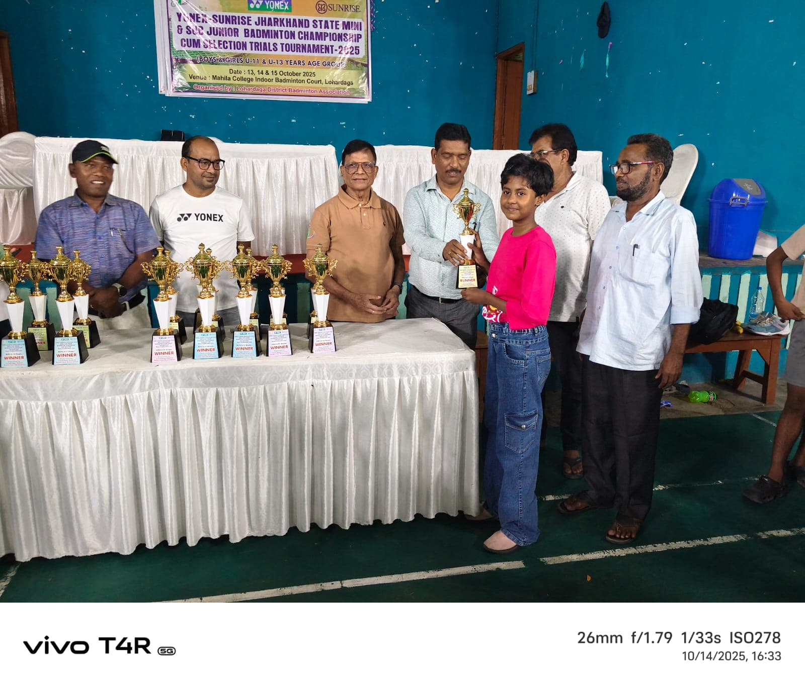 विजेताओं को पुरस्कृत करते अतिथि