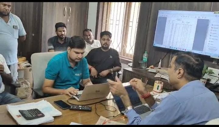 हिंडाल्को अधिकारी से मिलते प्रतिनिधिमंडल