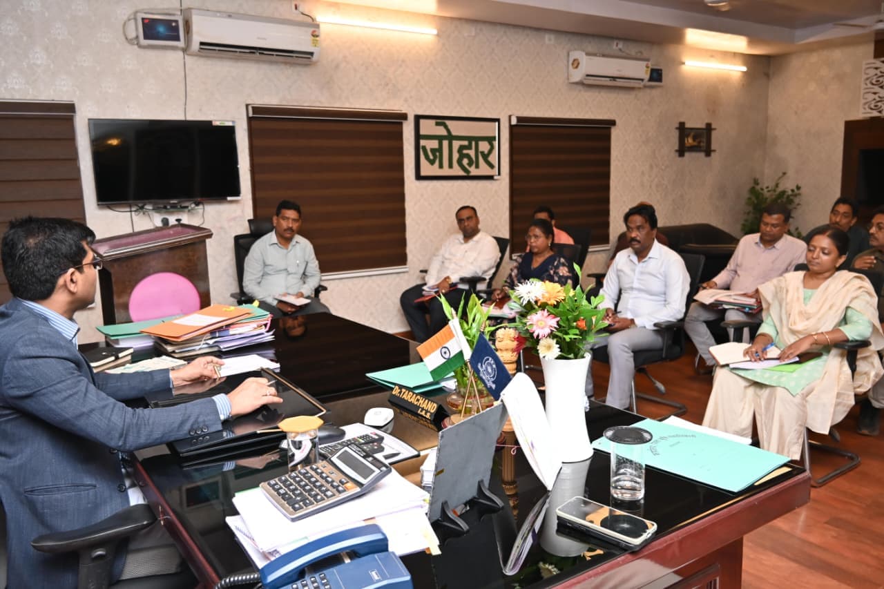 बैठक करते उपायुक्त व अन्य अधिकारी