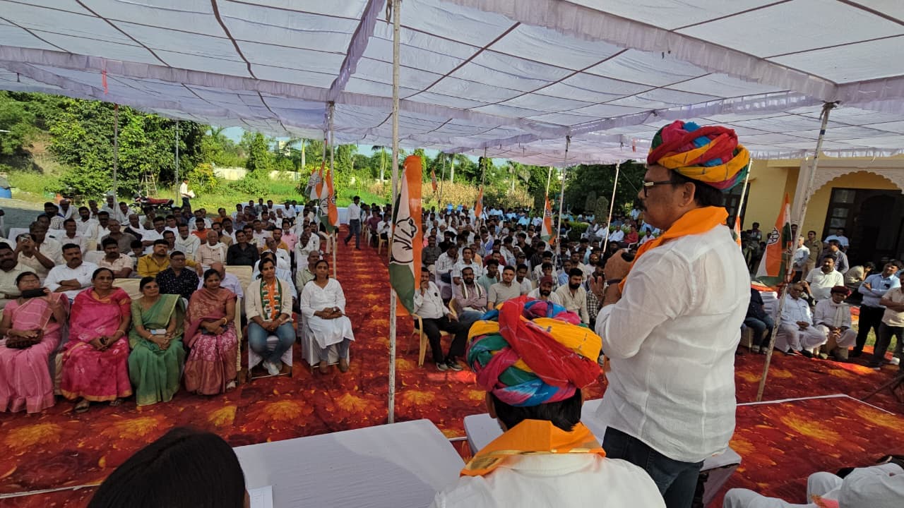 सभा को संबोधित करते सांसद सुखदेव भगत