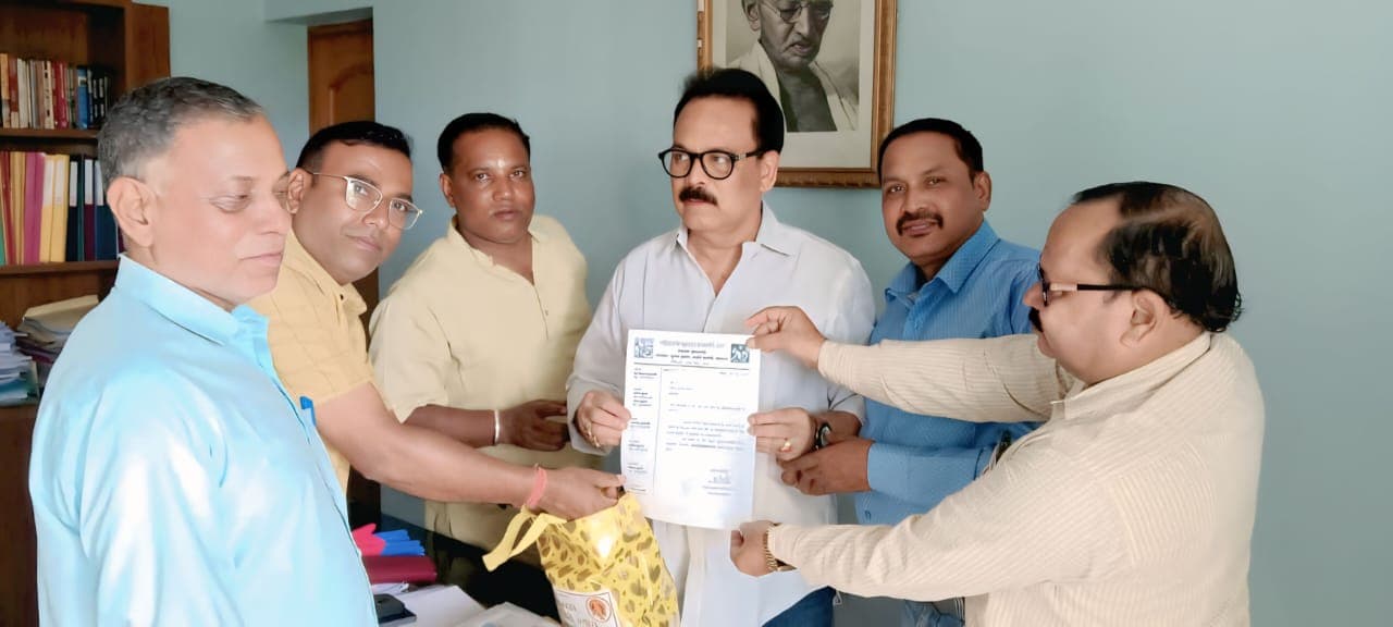 लोहरदगा सांसद को उपहार प्रदान करते समाज के लोग