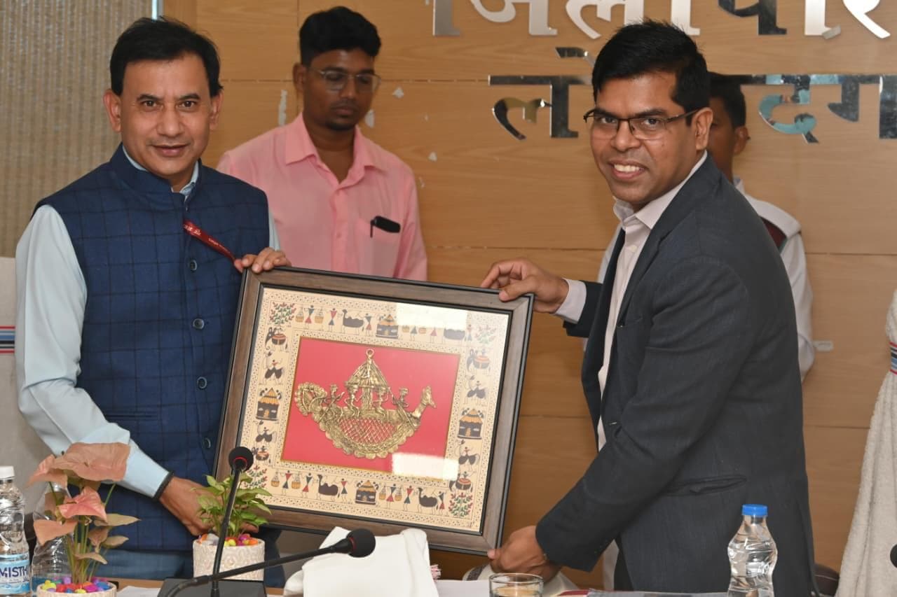 केके सोन को स्मृति चिन्ह प्रदान करते हैं उपायुक्त लोहरदगा
