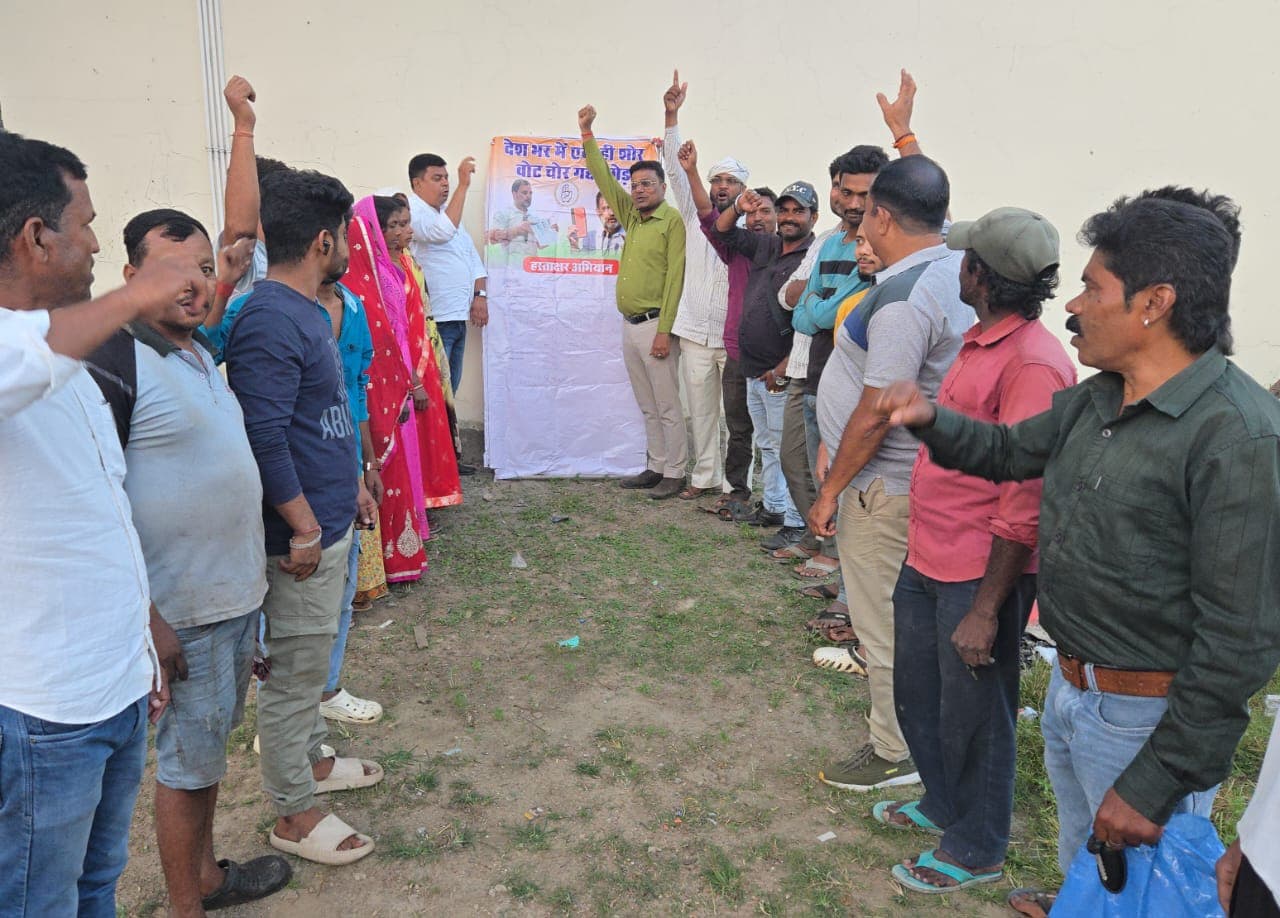 हस्ताक्षर अभियान चलाते कांग्रेसी