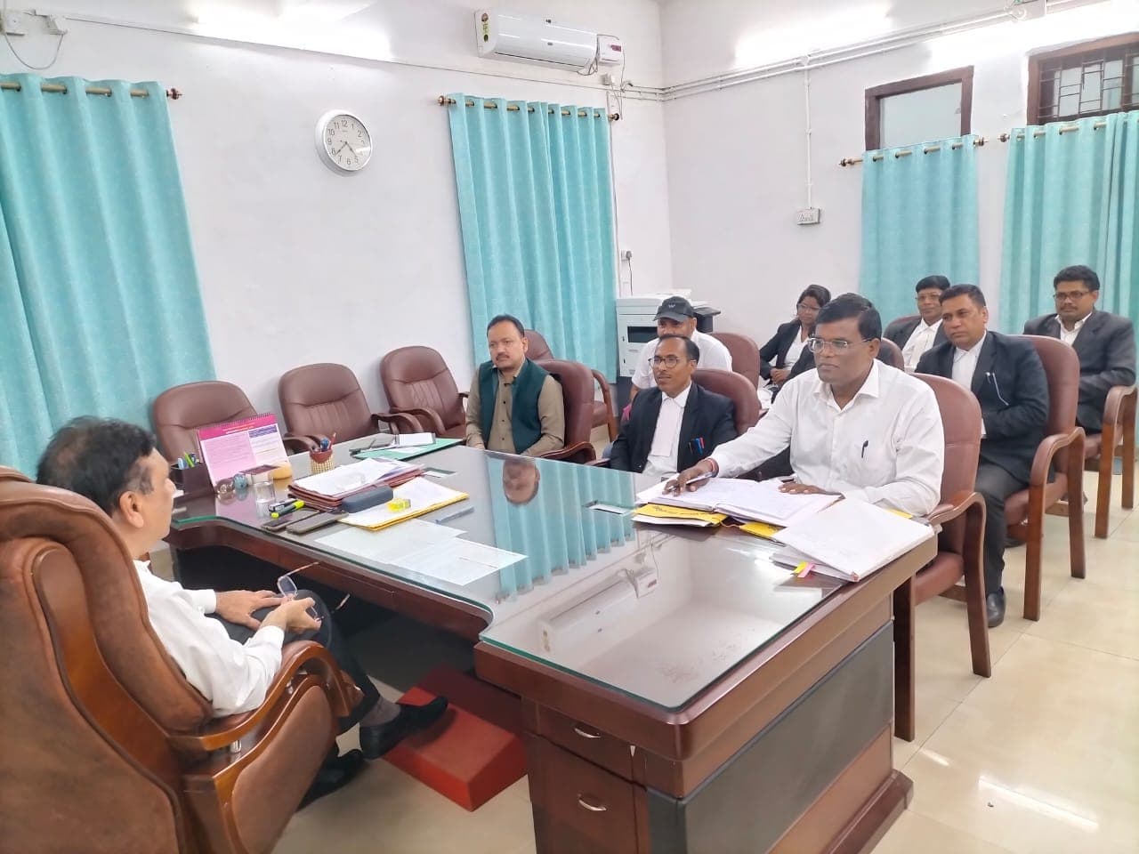 समीक्षा बैठक करते पीडीजे