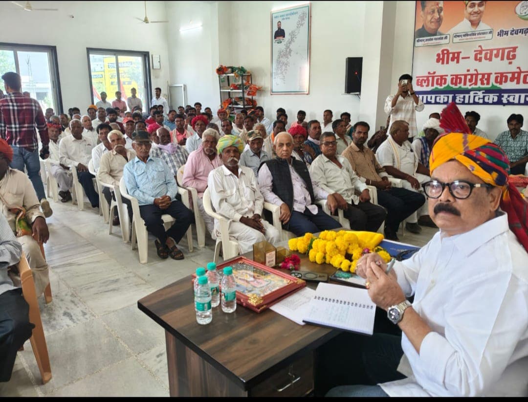 कांग्रेसजनो के साथ बैठक करते सांसद