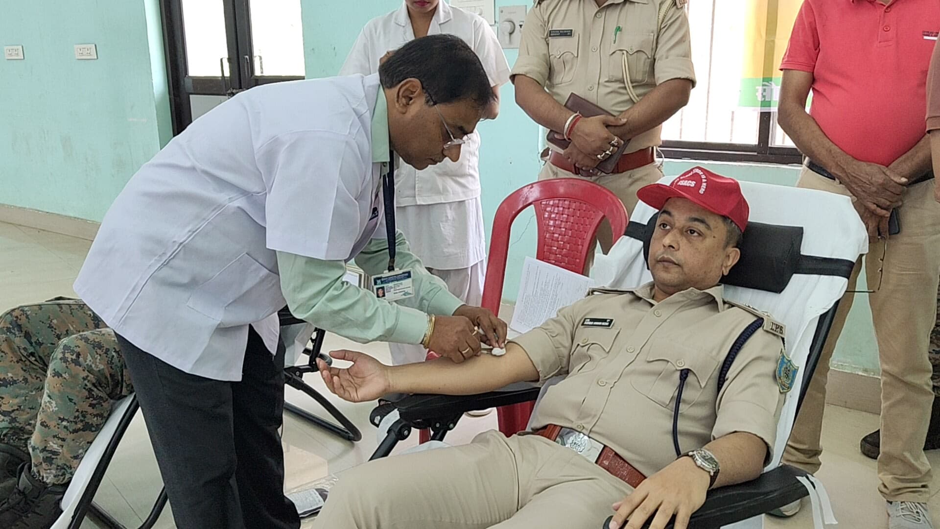 रकदान करते पुलिस अधीक्षक
