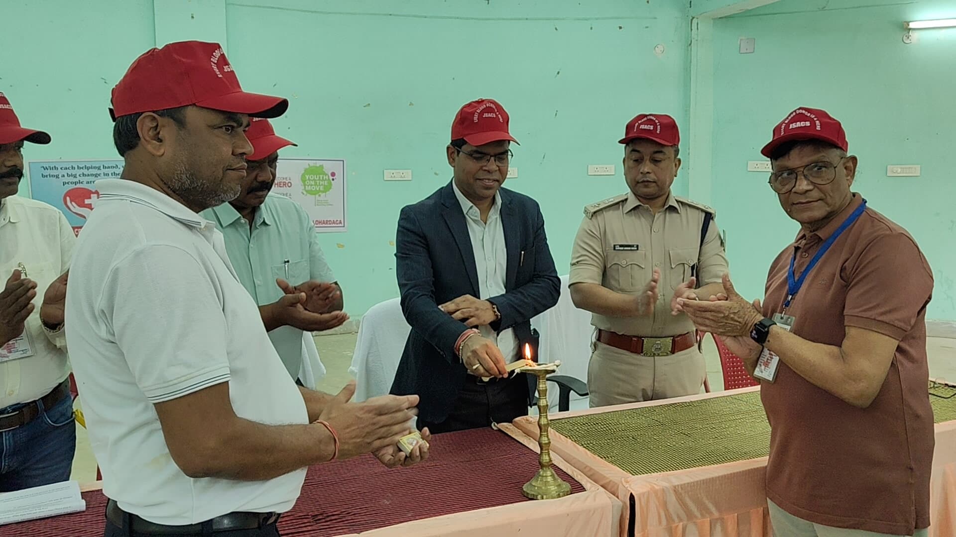 कार्यक्रम का शुभारंभ करते अतिथिगण