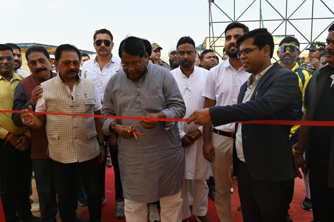 फीता काटकर उद्घाटन करते अतिथिगण
