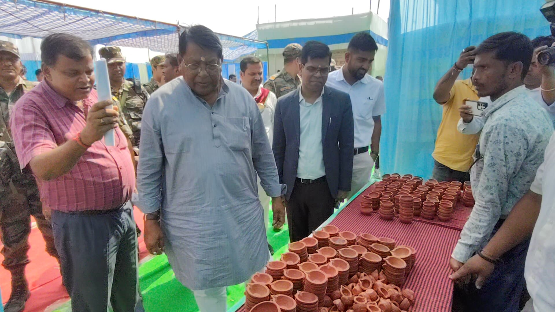 मेला का भ्रमण करते अतिथिगण