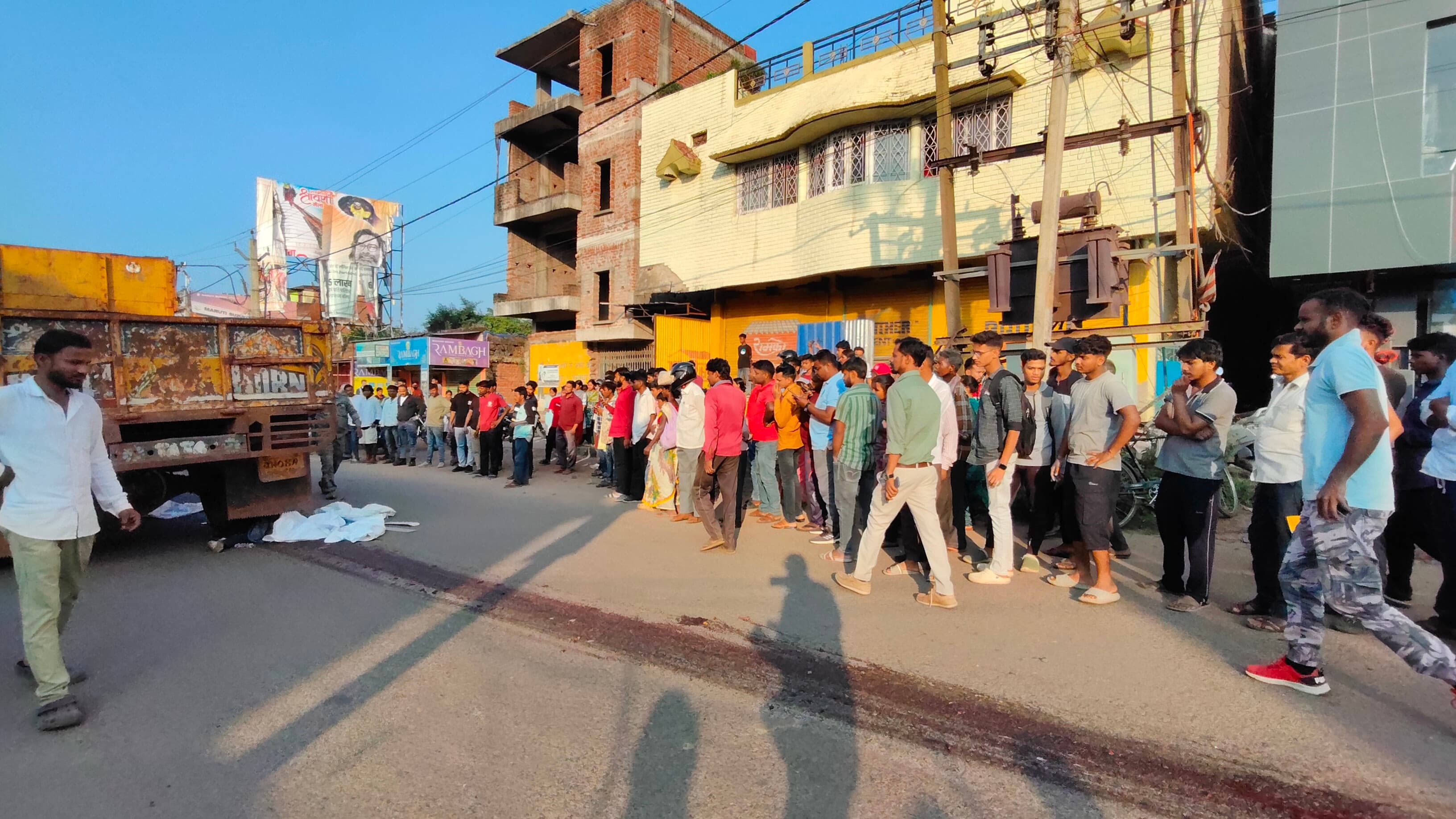 दुर्घटना के बाद लोगों की भीड़
