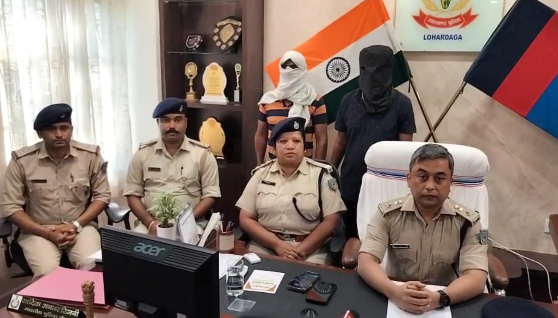 प्रेस वार्ता करते एसपी, एसडीपीओ व थाना प्रभारी