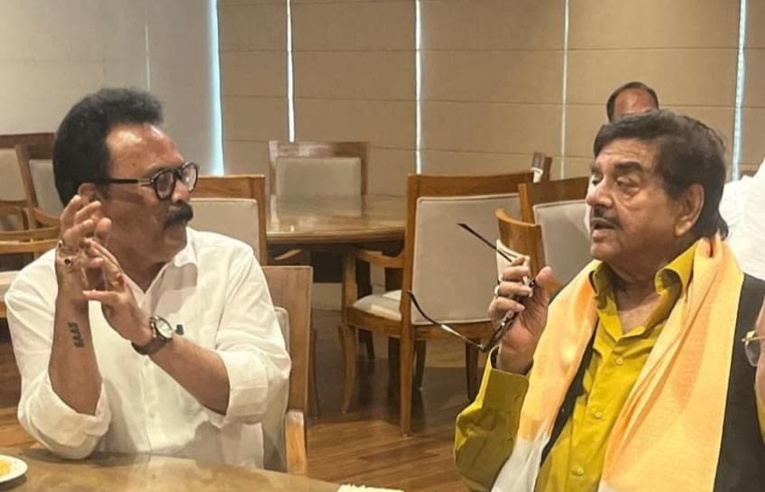 बैठक को लेकर शत्रुघ्न सिन्हा से चर्चा करते सांसद सुखदेव भगत