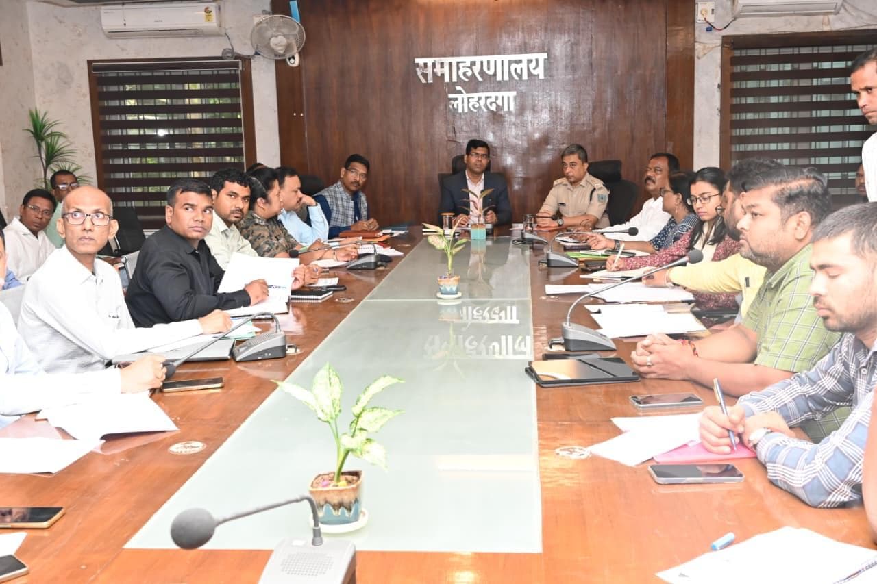 बैठक करते उपायुक्त व अन्य पदाधिकारी