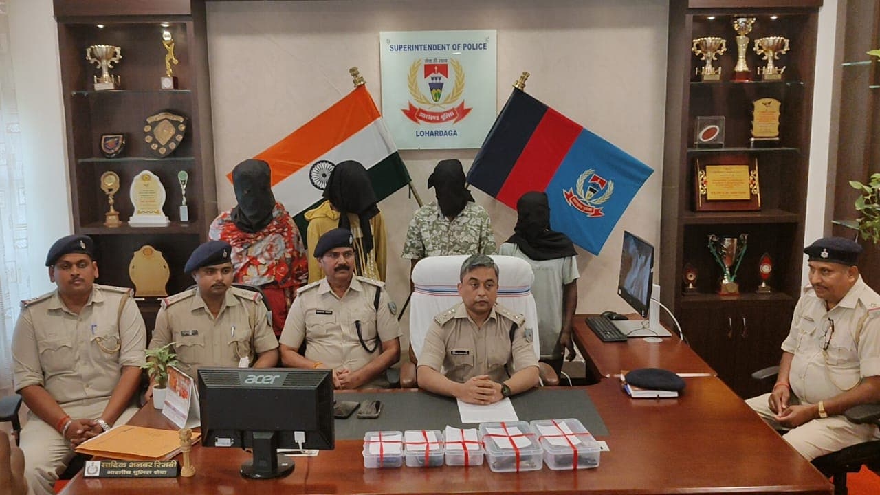 प्रेस वार्ता करते एसपी व अन्य