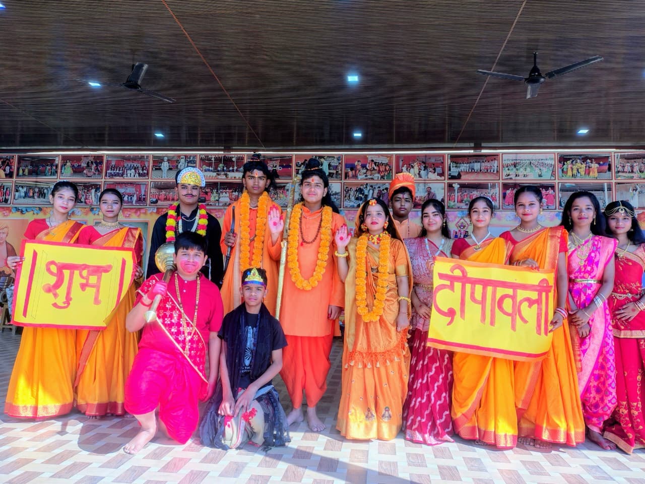 नाटक मंचन के दौरान उपस्थित बच्चे