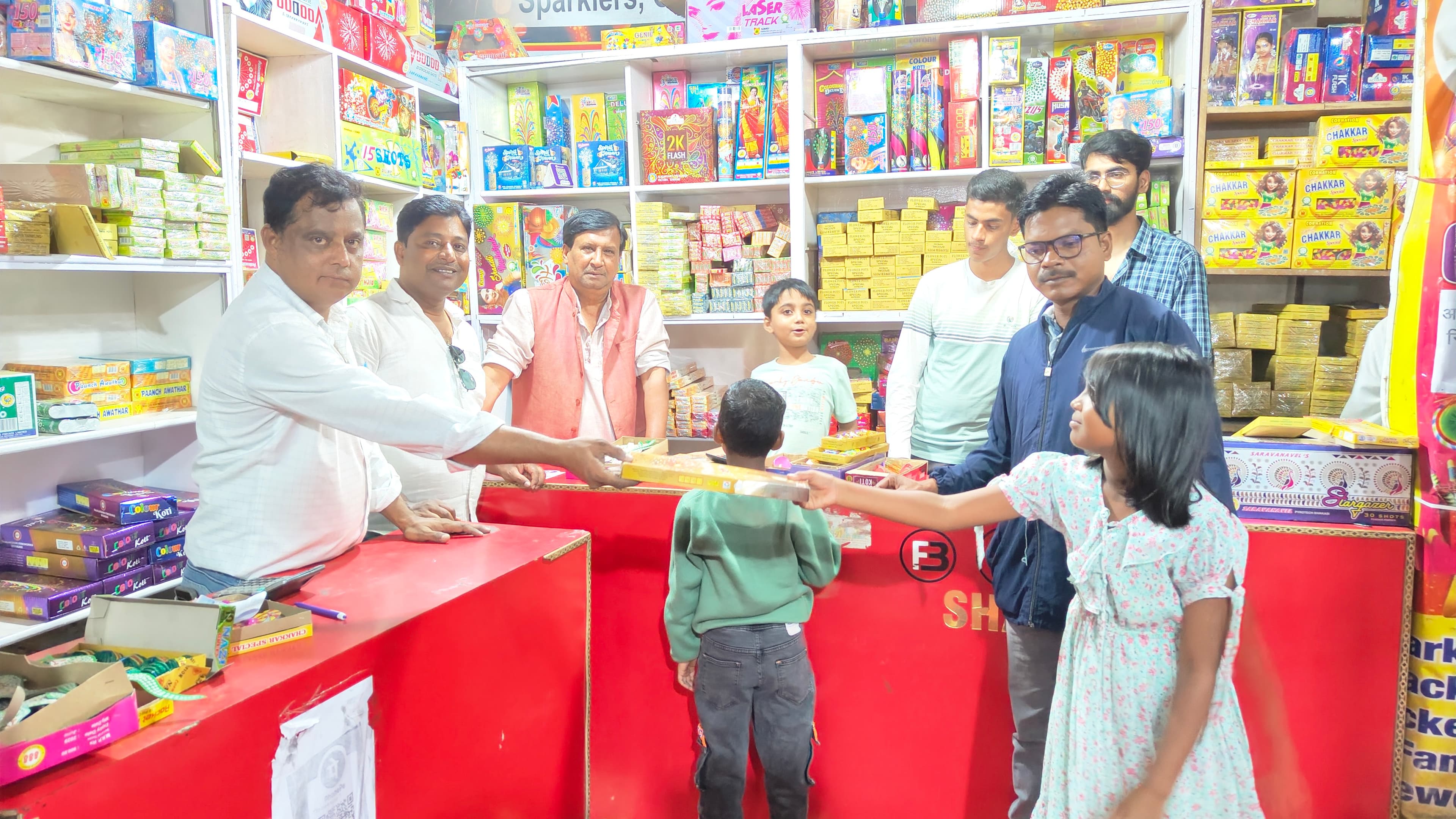 पटाका खरीदते बच्चे