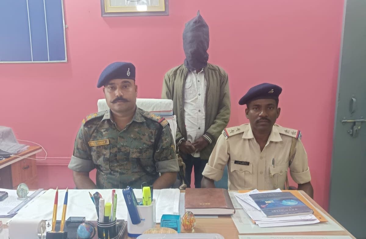 प्रेस वार्ता करते थाना प्रभारी