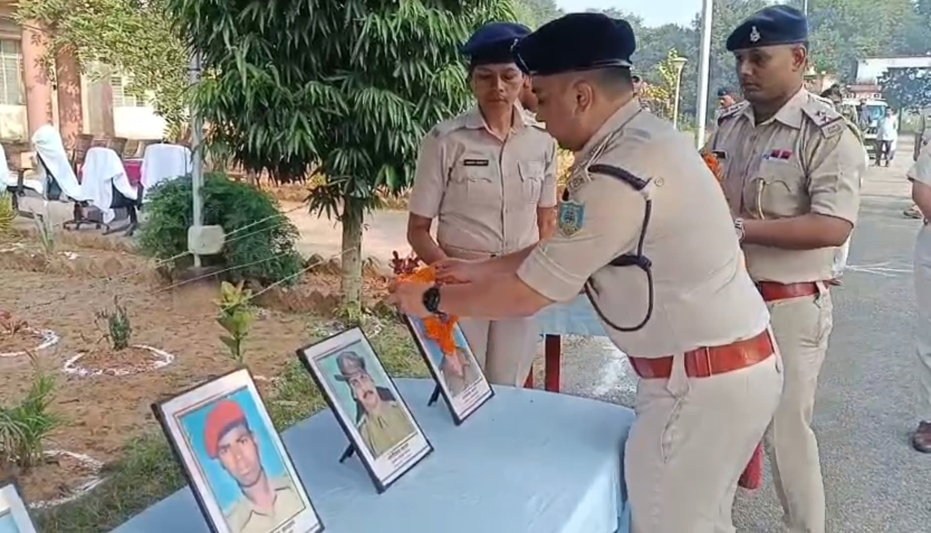 माल्यार्पण करते एसपी सादिक अनवर रिजवी