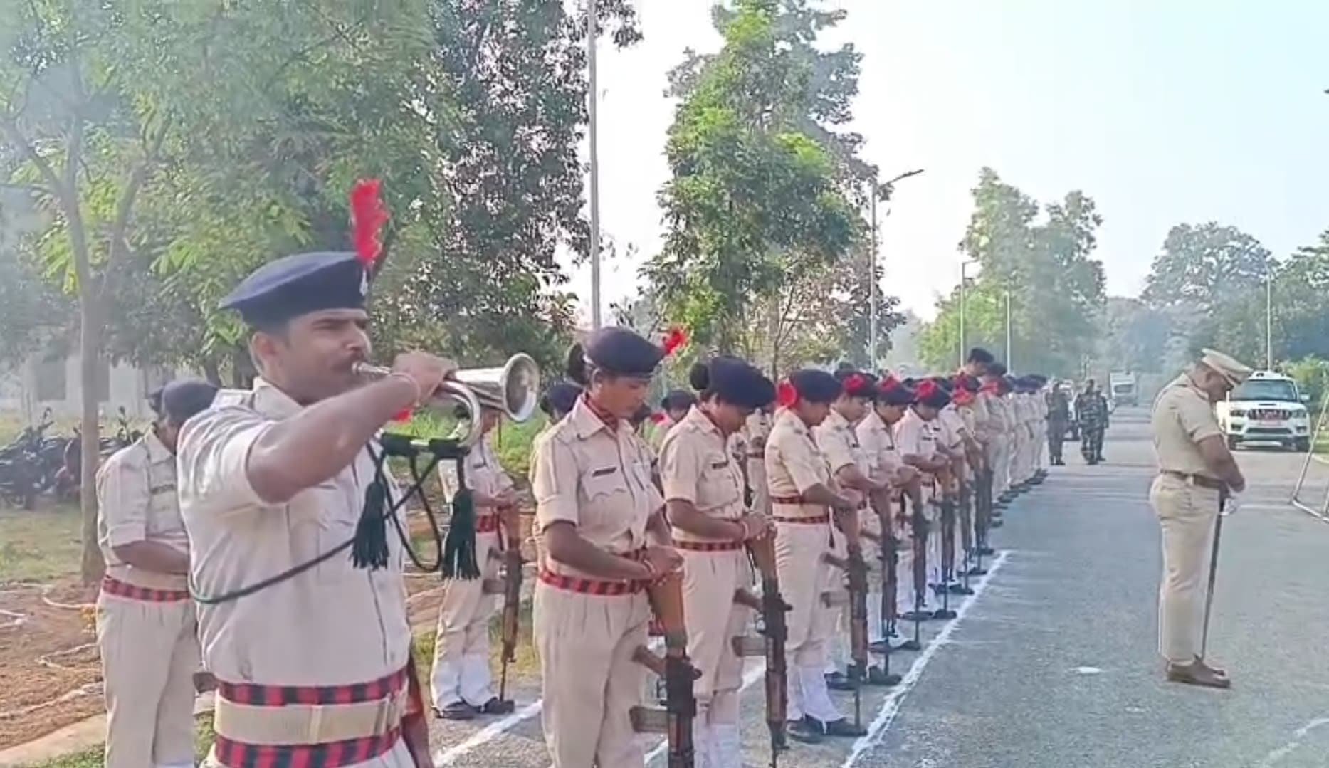 सलामी देते जवान